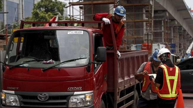Aktivitas para pekerja kontruksi bangunan di Jakarta, Rabu  (2/2).
