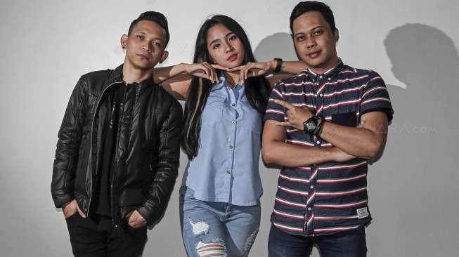 Personil Caramel Band Nini (vocal) Pay (Gitar), Ivan (Drum) saat berpose untuk suara.com di Jakarta, Kamis (2/2).