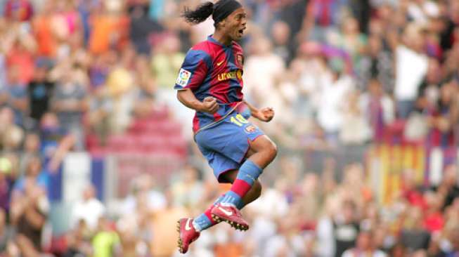 Ronaldinho saat masih membela Barcelona (Shutterstock).