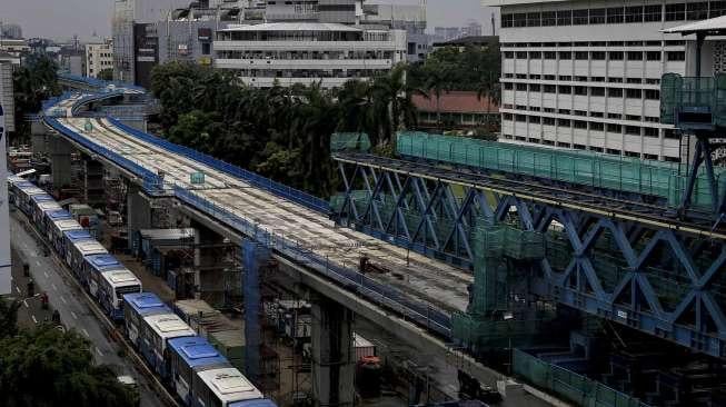 Proyek jalan layang Transjakarta Koridor XIII (Ciledug-Tendean), di Jakarta, Jumat (3/2).