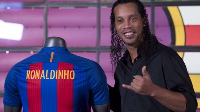 Ronaldinho saat diperkenalkan sebagai duta Barcelona di Camp Nou, Barcelona, Spanyol, Jumat (3/2/2017) [AFP/Josep Lago]