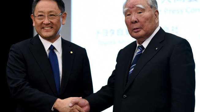 Presiden Toyota Motor Akio Toyoda dengan Ketua Suzuki Motor Osamu Suzuki saat jumpa pers, beberapa waktu lalu. [AFP]