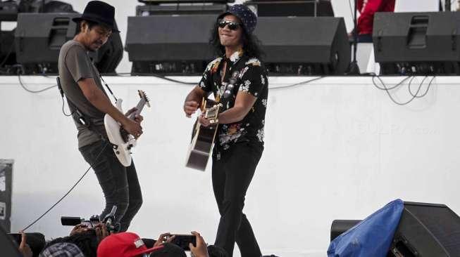 Grup band Slank dan sejumlah artis meriahkan konser dukung Ahok-Djarot bertajuk Konser 