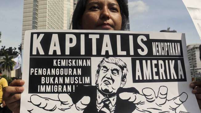 Kelompok yang menamakan diri Front Perjuangan Rakyat (FPR) mengecam kebijakan Presiden AS Donald Trump lewat aksi di Bundaran HI, Jakarta, Minggu (5/2/2017) [Suara.com/Kurniawan Mas'ud]