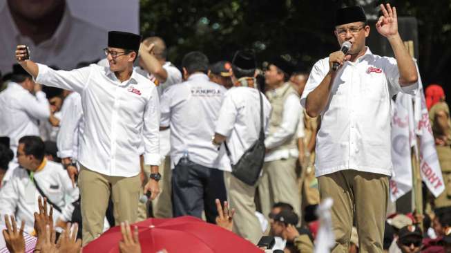 Pasangan Calon Gubernur DKI Jakarta Anies Baswedan dan Calon Wakil Gubernur DKI Jakarta Sandiaga Uno menyampaikan pidato politik saat Rapat Umum Kampanye Akbar di Lapangan Banteng, Jakarta, Minggu (5/2) [Suara.com/ Kurniawan Mas'ud]