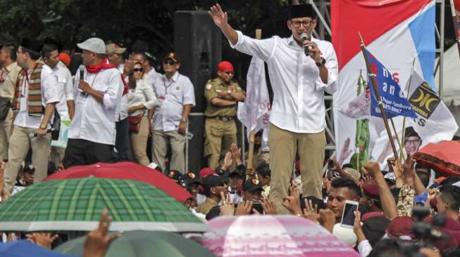 Pasangan Calon Gubernur DKI Jakarta Anies Baswedan dan Calon Wakil Gubernur DKI Jakarta Sandiaga Uno menyampaikan pidato politik saat Rapat Umum Kampanye Akbar di Lapangan Banteng, Jakarta, Minggu (5/2) [Suara.com/ Kurniawan Mas'ud]