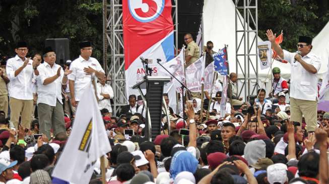 Ketua Umum Partai Gerindra Prabowo Subianto berpidato di kampanye akbar Calon Gubernur DKI Jakarta Anies Baswedan dan Calon Wakil Gubernur DKI Jakarta Sandiaga Uno di Lapangan Banteng, Jakarta, Minggu (5/2) [Suara.com/ Kurniawan Mas'ud]