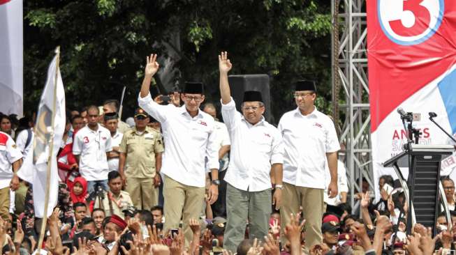 Pasangan Calon Gubernur DKI Jakarta Anies Baswedan dan Calon Wakil Gubernur DKI Jakarta Sandiaga Uno menyampaikan pidato politik saat Rapat Umum Kampanye Akbar di Lapangan Banteng, Jakarta, Minggu (5/2) [Suara.com/ Kurniawan Mas'ud]