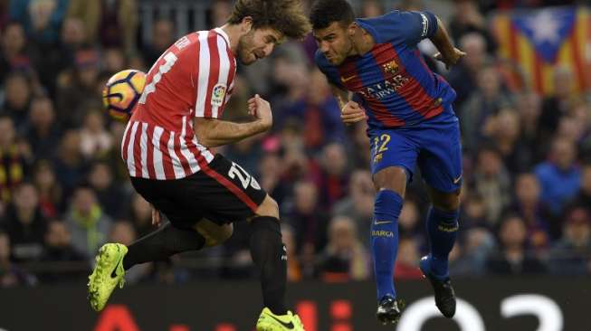 Pemain Barcelona Rafinha Alcantara (kanan) berduel di udara dengan pemain Athletic Bilbao [AFP]