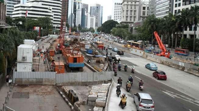 Jalur lambat dari Jalan Jenderal Sudirman arah Blok M, Jakarta, ditutup pada Senin (6/2/2017). [Suara.com/Oke Atmaja]