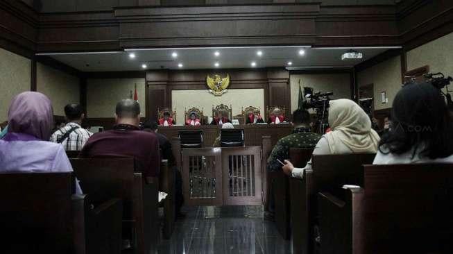 Mantan Menteri Kesehatan Siti Fadilah Supari menjalani sidang perdana di Pengadilan Tindak Pidana Korupsi (Tipikor), di Jakarta, Senin (6/2).