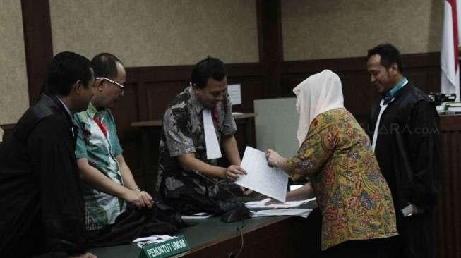 Mantan Menteri Kesehatan Siti Fadilah Supari menjalani sidang perdana di Pengadilan Tindak Pidana Korupsi (Tipikor), di Jakarta, Senin (6/2).