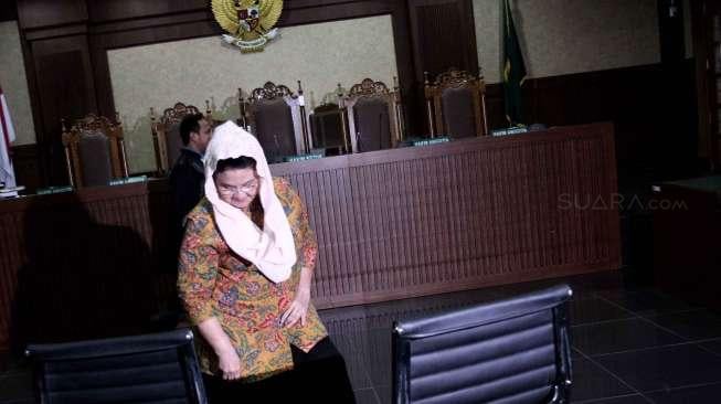 Mantan Menteri Kesehatan Siti Fadilah Supari menjalani sidang perdana di Pengadilan Tindak Pidana Korupsi (Tipikor), di Jakarta, Senin (6/2).