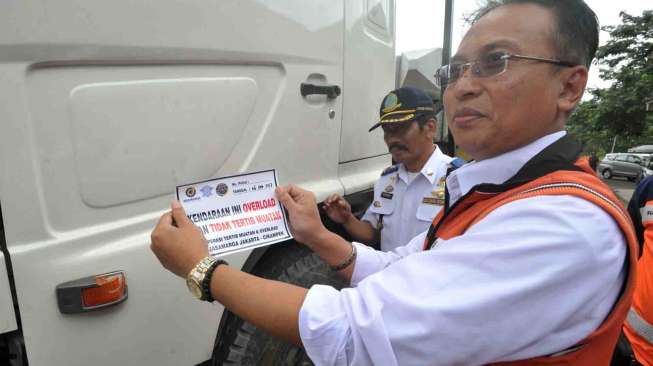 Petugas Jasa Marga dan Dinas Perhubungan mengarahkan truk yang membawa muatan untuk ditimbang saat Operasi tertib kendaraan bermuatan lebih yang berlangsung 31 Januari-6 Februari 2017, di Jalan Tol Jakarta-Cikampek KM 41, Cikarang, Jawa Barat, Senin (6/2)