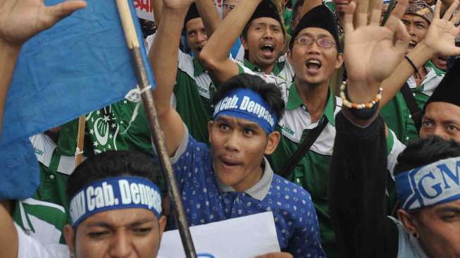 Anggota organisasi massa  Bali berunjuk rasa menolak ormas intoleran di Lapangan Puputan Margarana, Denpasar, Senin (6/2).