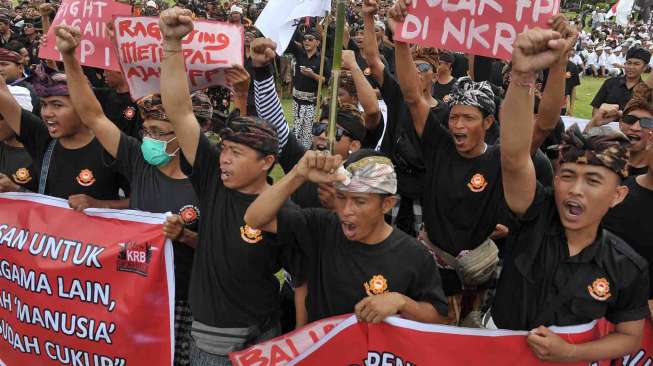 Anggota organisasi massa  Bali berunjuk rasa menolak ormas intoleran di Lapangan Puputan Margarana, Denpasar, Senin (6/2).