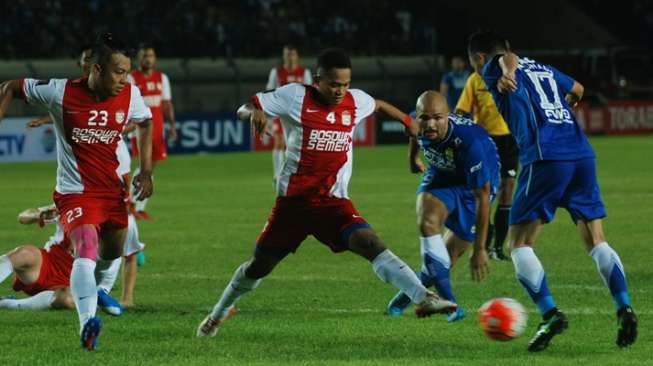 Pemain PSM Makassar Wasyiat Hasbullah (tengah) berebut bola dengan pemain Persib Bandung Sergio van Dijk (kedua kanan) dan Shohei Matsunaga (kanan) pada laga Grup C Piala Presiden 2017 di Stadion Si Jalak Harupat, Bandung, Senin (6/2/2017) [Antara]