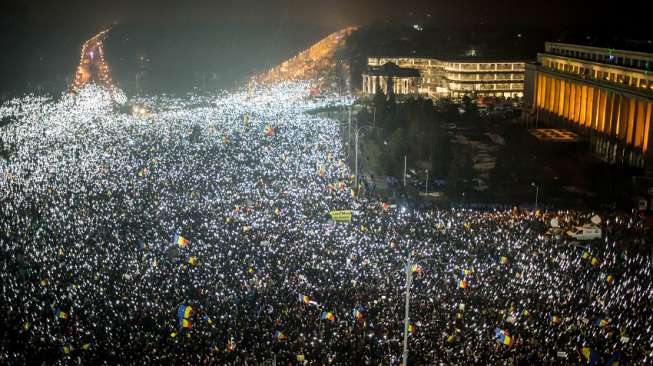 Ini Cara Demo Damai Warga Rumania