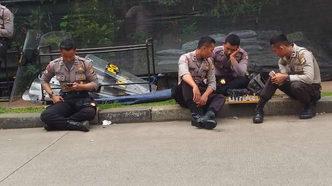 Polisi Penjaga Sidang Ahok Asyik Main Catur