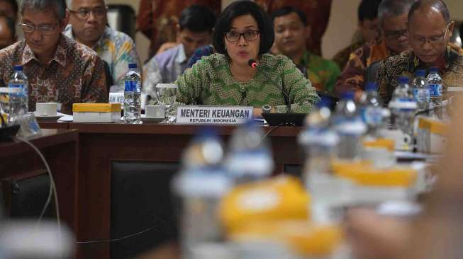 Menteri Keuangan Sri Mulyani mengikuti rapat kerja dengan Komite IV dan Tim Anggaran Komite I, II dan III DPD di Kompleks Parlemen, Senayan, Selasa (7/2).