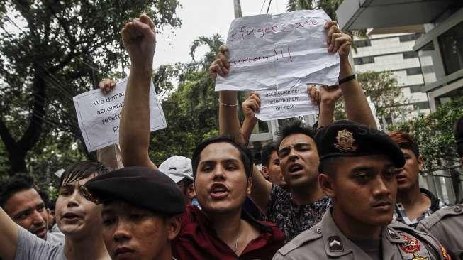 Sejumlah imigran asal Afghanistan berunjuk rasa di depan kantor UNHCR, Jakarta, Selasa (7/2).