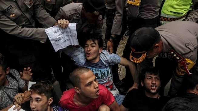 Sejumlah imigran asal Afghanistan berunjuk rasa di depan kantor UNHCR, Jakarta, Selasa (7/2).