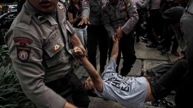 Mempertanyakan kejelasan kepengurusan administrasi di UNHCR.