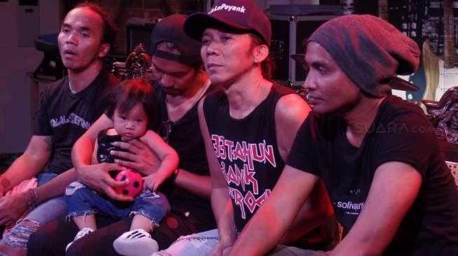 Grup band Slank memberikan keterangan kepada media saat peluncuran album barunya yang berjudul 'Palalopeyank' di Jakarta, Selasa (7/2).