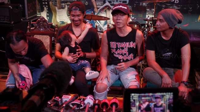 Grup band Slank memberikan keterangan kepada media saat peluncuran album barunya yang berjudul 'Palalopeyank' di Jakarta, Selasa (7/2).