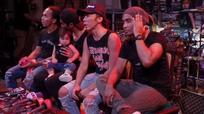 Grup band Slank memberikan keterangan kepada media saat peluncuran album barunya yang berjudul 'Palalopeyank' di Jakarta, Selasa (7/2).