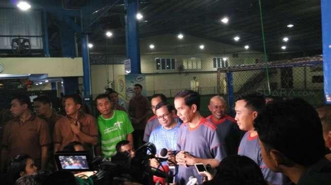 Jokowi Main Futsal Saat Politik Memanas, Apa Maknanya?