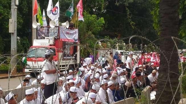 Massa Aksi Anti-Ahok Salat Zuhur di Jalanan