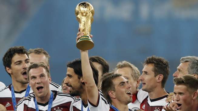 Philipp Lahm mengangkat trofi Piala Dunia 2014 bersama timnas Jerman [AFP/Adrian Dennis]