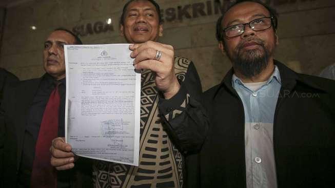 Tim pengacara Ketua Gerakan Nasional Pengawal Fatwa (GNPF) MUI Ustadz Bachtiar Nasir menunjukkan surat panggilan pemeriksaan dari Bareskrim Polri, di Jakarta, Rabu (8/2/2017). [Suara.com/Kurniawan Mas'ud]