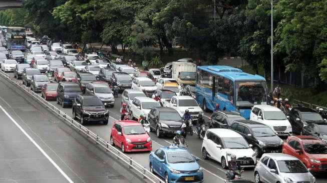 Sejumlah kendaraan melintasi Jalan Gatot Subroto di Jakarta, Rabu (8/2).