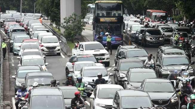 Kenaikan tarif perpanjangan STNK memiliki andil terbesar.