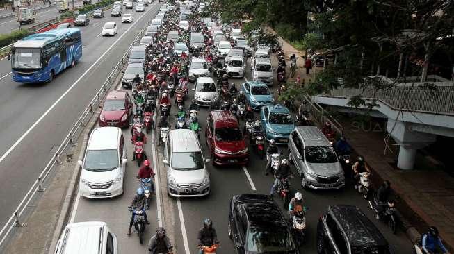 Sejumlah kendaraan melintasi Jalan Gatot Subroto di Jakarta, Rabu (8/2).