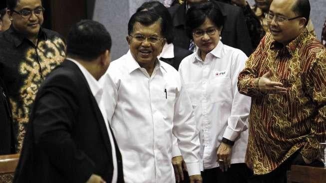 Ketua Umum Palang Merah Indonesia (PMI) Jusuf Kalla bersama Ketua Pelaksana Harian Ginanjar Kartasasmita menghadiri rapat dengar pendapat (RDP) dengan Komisi IX DPR di Komplek Parlemen, Senayan, Jakarta, Rabu (8/2).