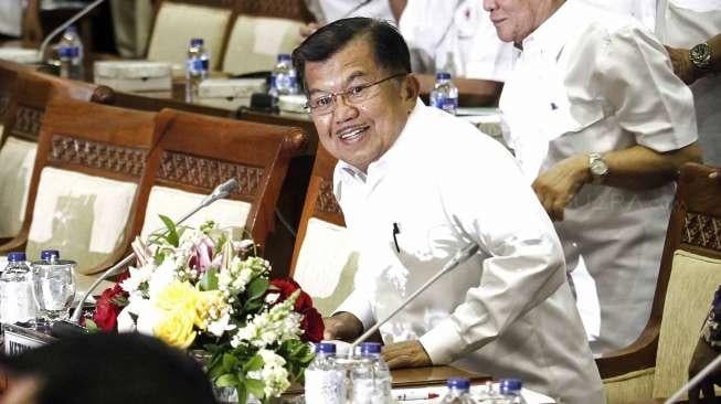 Membahas dan meminta pendapat Jusuf Kalla sebagai Ketua Umum PMI.