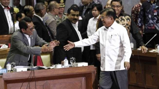 Ketua Umum Palang Merah Indonesia (PMI) Jusuf Kalla bersama Ketua Pelaksana Harian Ginanjar Kartasasmita menghadiri rapat dengar pendapat (RDP) dengan Komisi IX DPR di Komplek Parlemen, Senayan, Jakarta, Rabu (8/2).