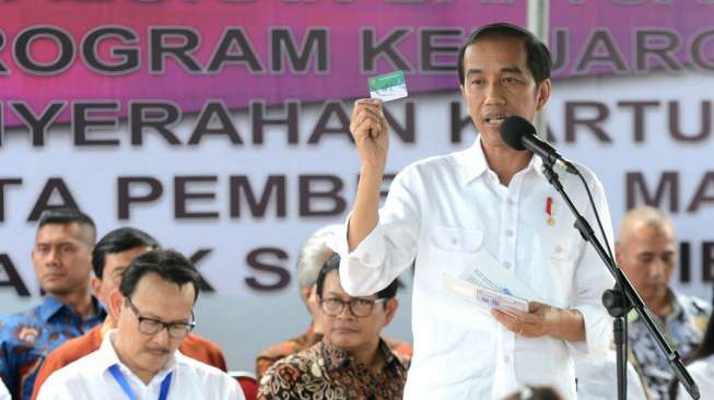 Tiba di Ambon, Presiden Jokowi Serahkan PMT, PKH dan KIS