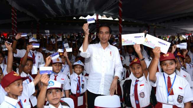 Presiden Jokowi membagikan Kartu Indonesia Pintar (KIP) kepada para siswa SD di Ambon, Maluku. [Foto Biro Pers Setpres]