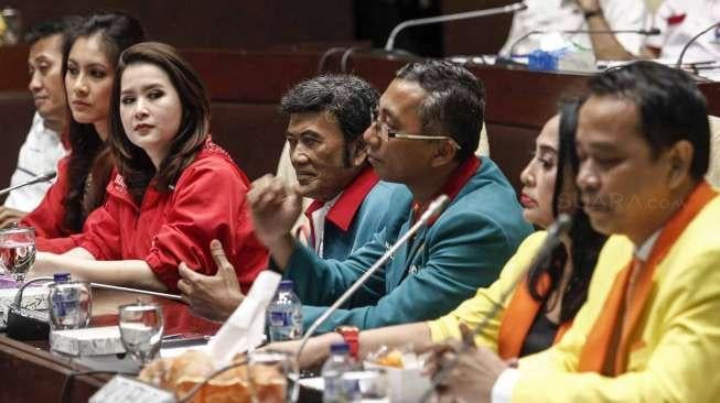 Rapat Dengar Pendapat (RDP) dengan Panitia Khusus (Pansus) Rancangan Undang-Undang Pemilu (RUU Pemilu) di Gedung Nusantara, Komplek Parlemen, Senayan, Jakarta, Rabu, (8/2).