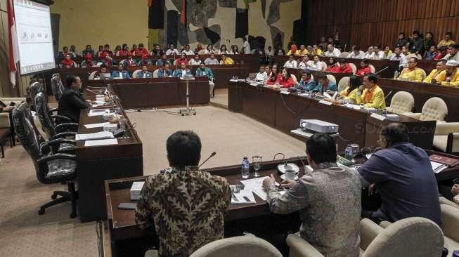 Rapat Dengar Pendapat (RDP) dengan Panitia Khusus (Pansus) Rancangan Undang-Undang Pemilu (RUU Pemilu) di Gedung Nusantara, Komplek Parlemen, Senayan, Jakarta, Rabu, (8/2).