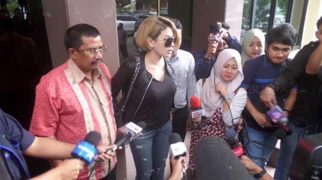 Soal Foto "Hot", Nikita Mirzani: Harus Dilihat Seperti Telanjang