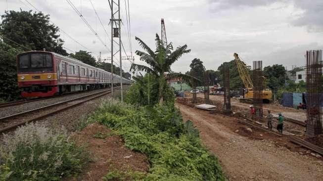 Pekerja menyelesaikan proyek paket A pembangunan fasilitas perkeretaapian untuk jalur Manggarai-Jatinegara (double-double track) di Jakarta, Kamis (9/2).