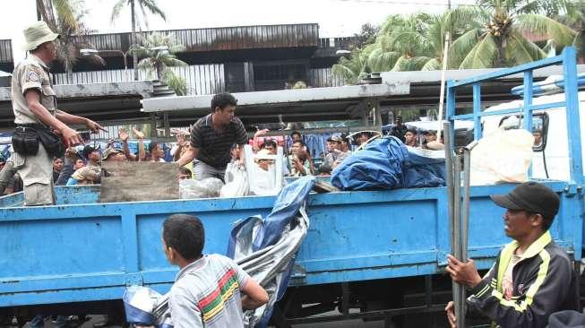 Penertiban pedagang kaki lima di kawasan Pasar Senen, Jakarta, Kamis (9/3).