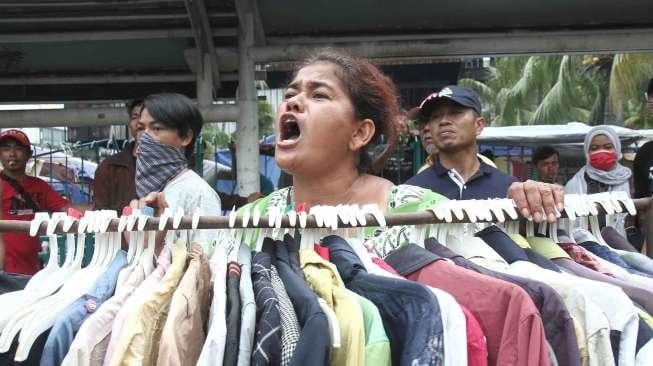 Penertiban pedagang kaki lima di kawasan Pasar Senen, Jakarta, Kamis (9/3).