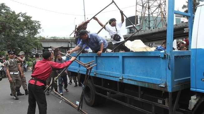 Penertiban pedagang kaki lima di kawasan Pasar Senen, Jakarta, Kamis (9/3).