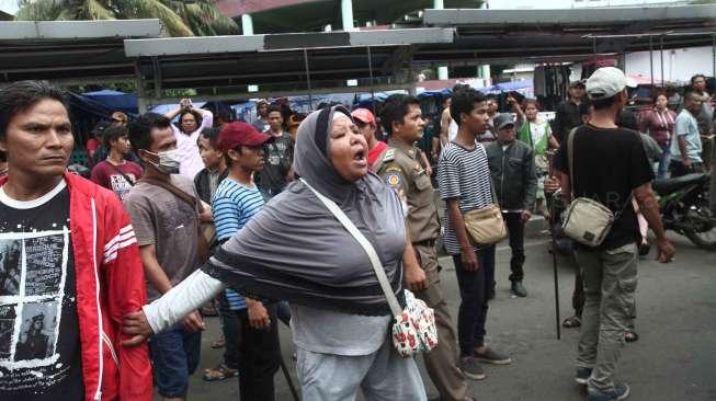 Penertiban pedagang kaki lima di kawasan Pasar Senen, Jakarta, Kamis (9/3).